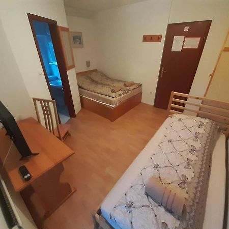 Rooms Barovc By The Lake Jasna Kranjska Gora Extérieur photo A room at the hostel