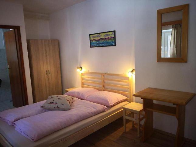Rooms Barovc By The Lake Jasna Kranjska Gora Extérieur photo A bedroom in a hostel