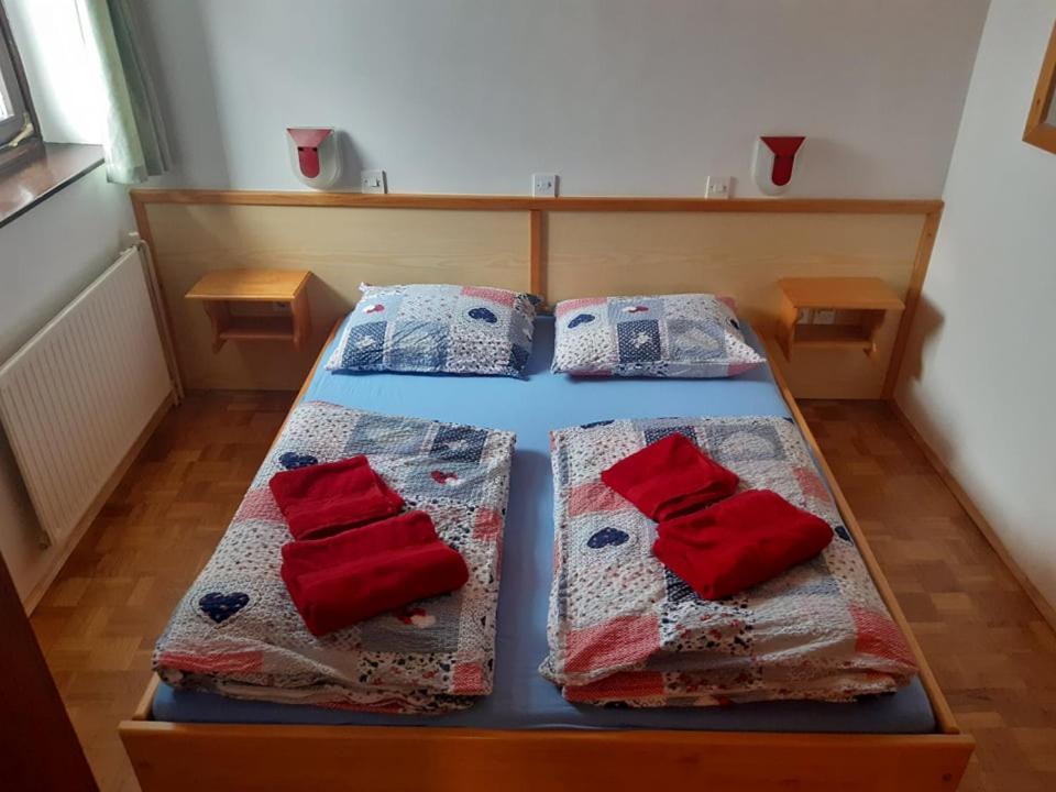 Rooms Barovc By The Lake Jasna Kranjska Gora Extérieur photo A guest room at the hostel