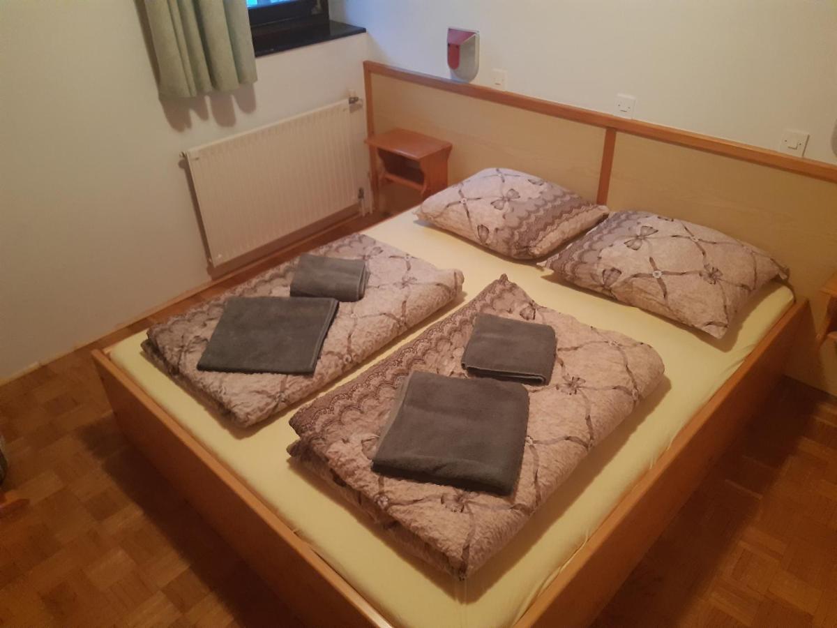 Rooms Barovc By The Lake Jasna Kranjska Gora Extérieur photo A futon bed