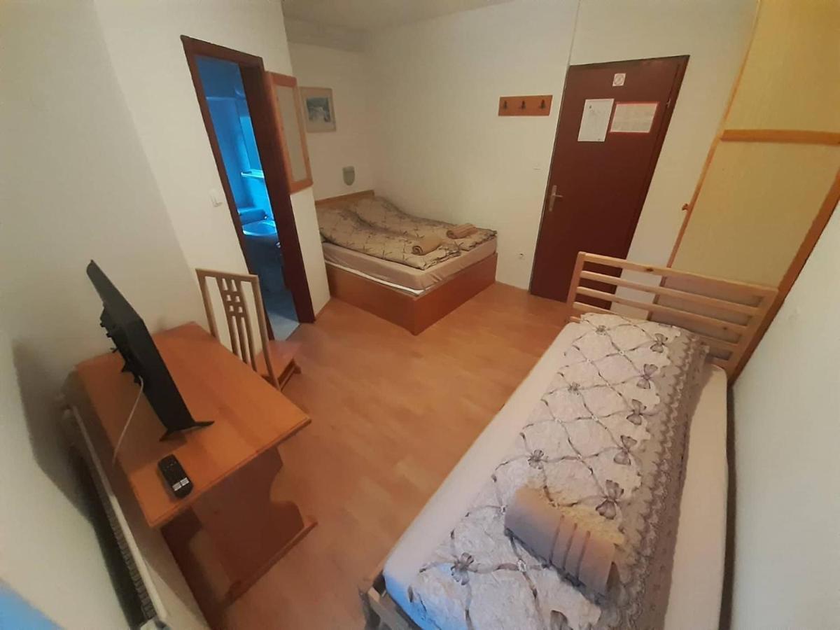 Rooms Barovc By The Lake Jasna Kranjska Gora Extérieur photo A room at the hostel
