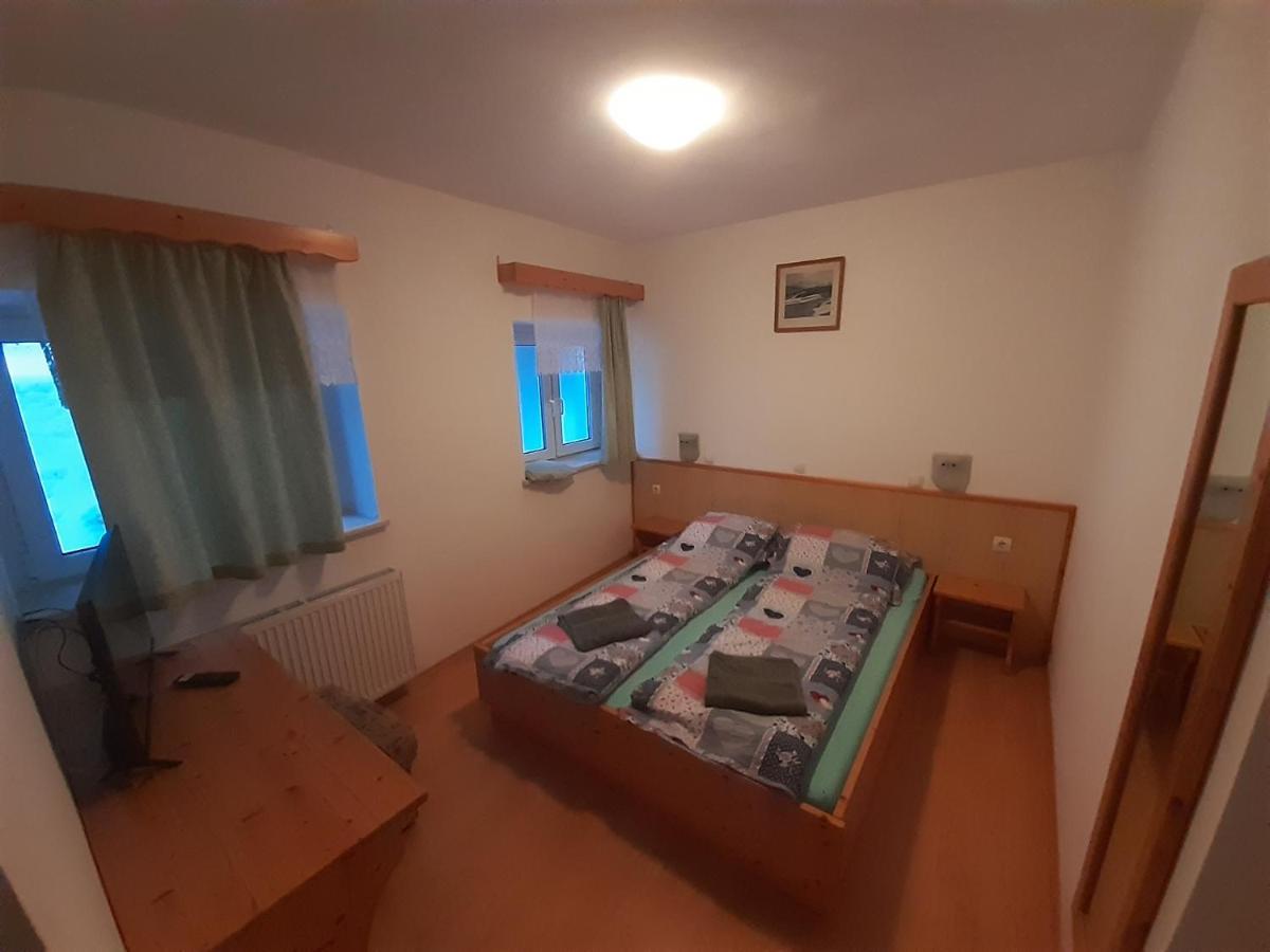 Rooms Barovc By The Lake Jasna Kranjska Gora Extérieur photo A bedroom in a typical apartment