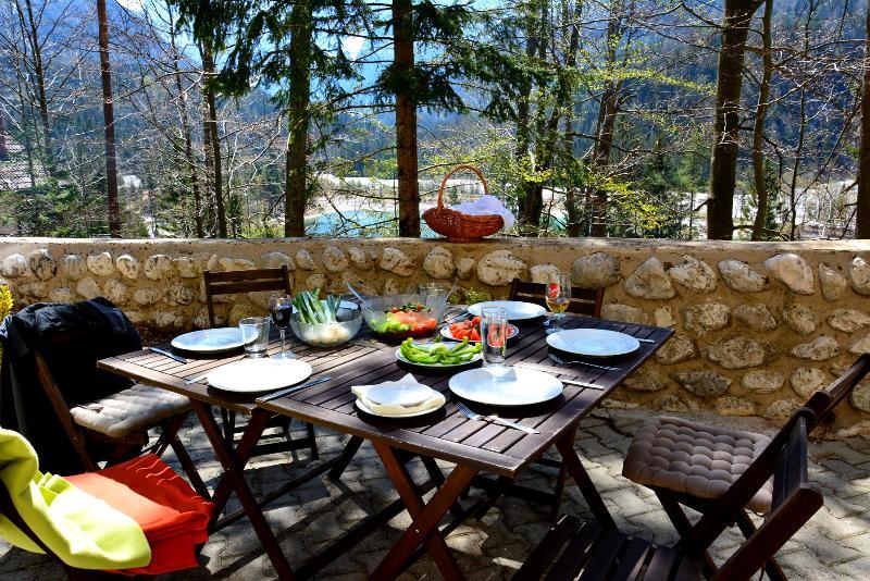 Rooms Barovc By The Lake Jasna Kranjska Gora Extérieur photo A table set for a meal